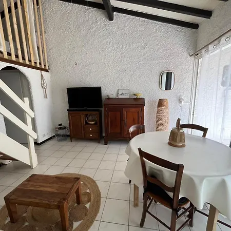 Maison De A Pierre La *